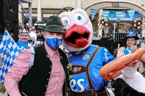 2 participants au concours costumé