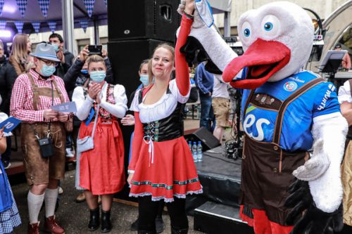 Une participante costumée et la cigogne